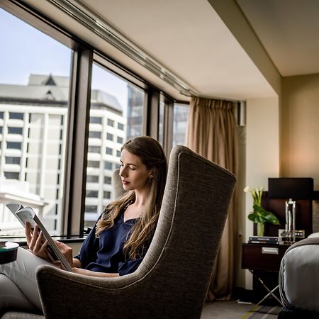 Intercontinental Wellington By Ihg Exterior foto A guest using a tablet in a room at the hotel