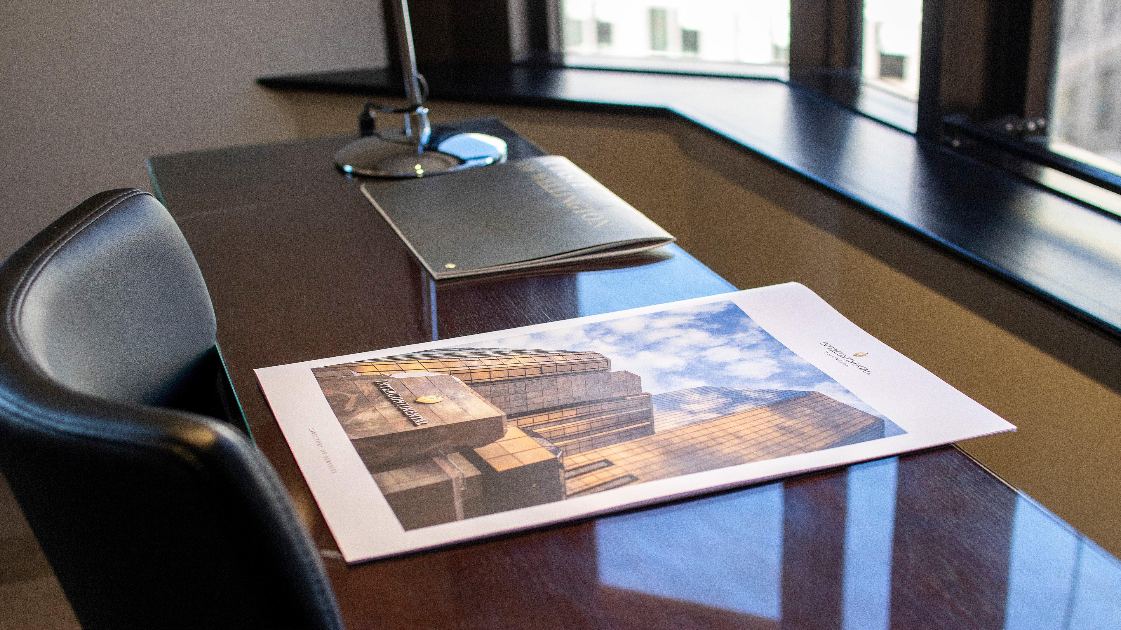 Intercontinental Wellington By Ihg Exterior foto A desk with a portfolio