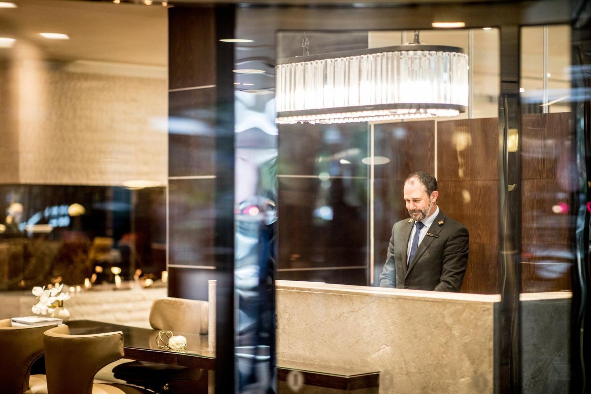 Intercontinental Wellington By Ihg Exterior foto Concierge at the Four Seasons Hotel, London