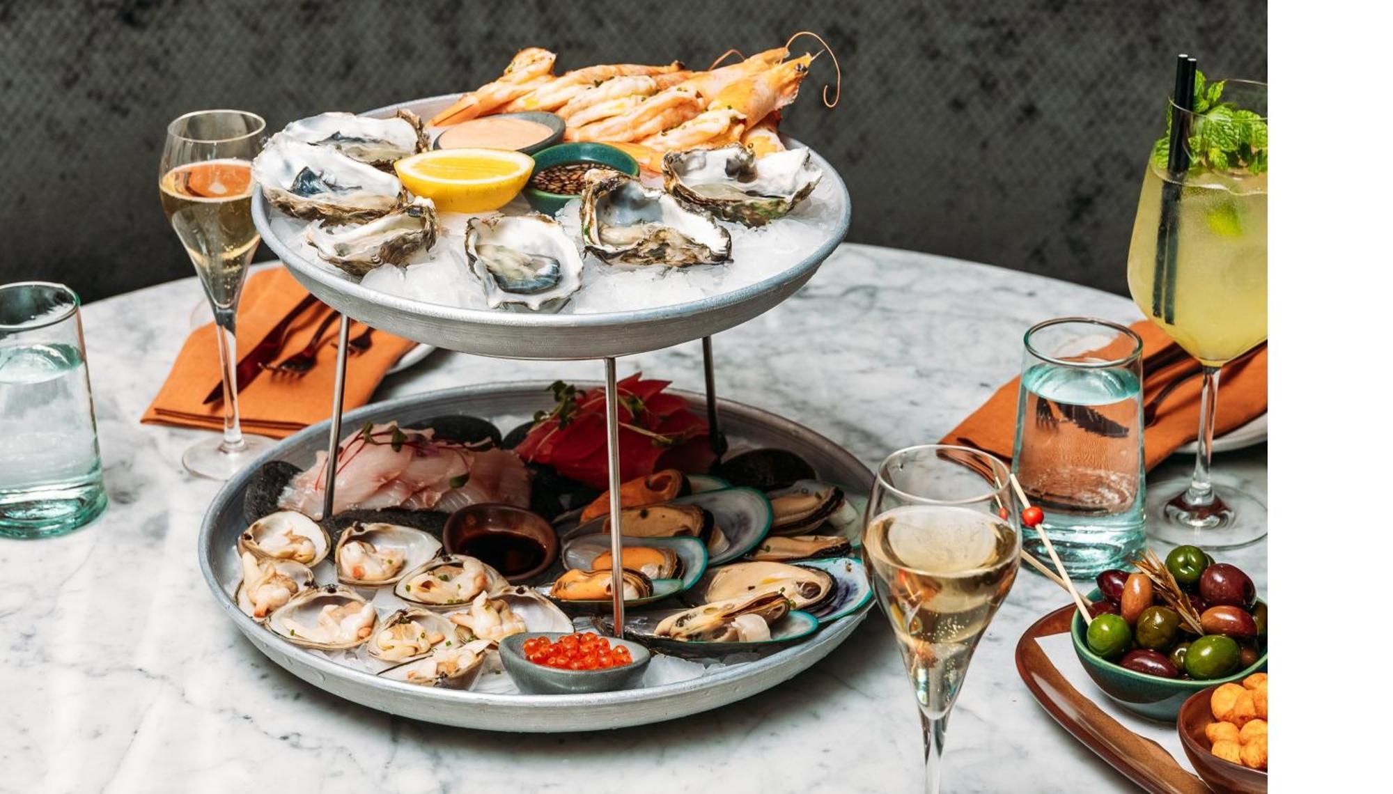 Intercontinental Wellington By Ihg Exterior foto Seafood platter