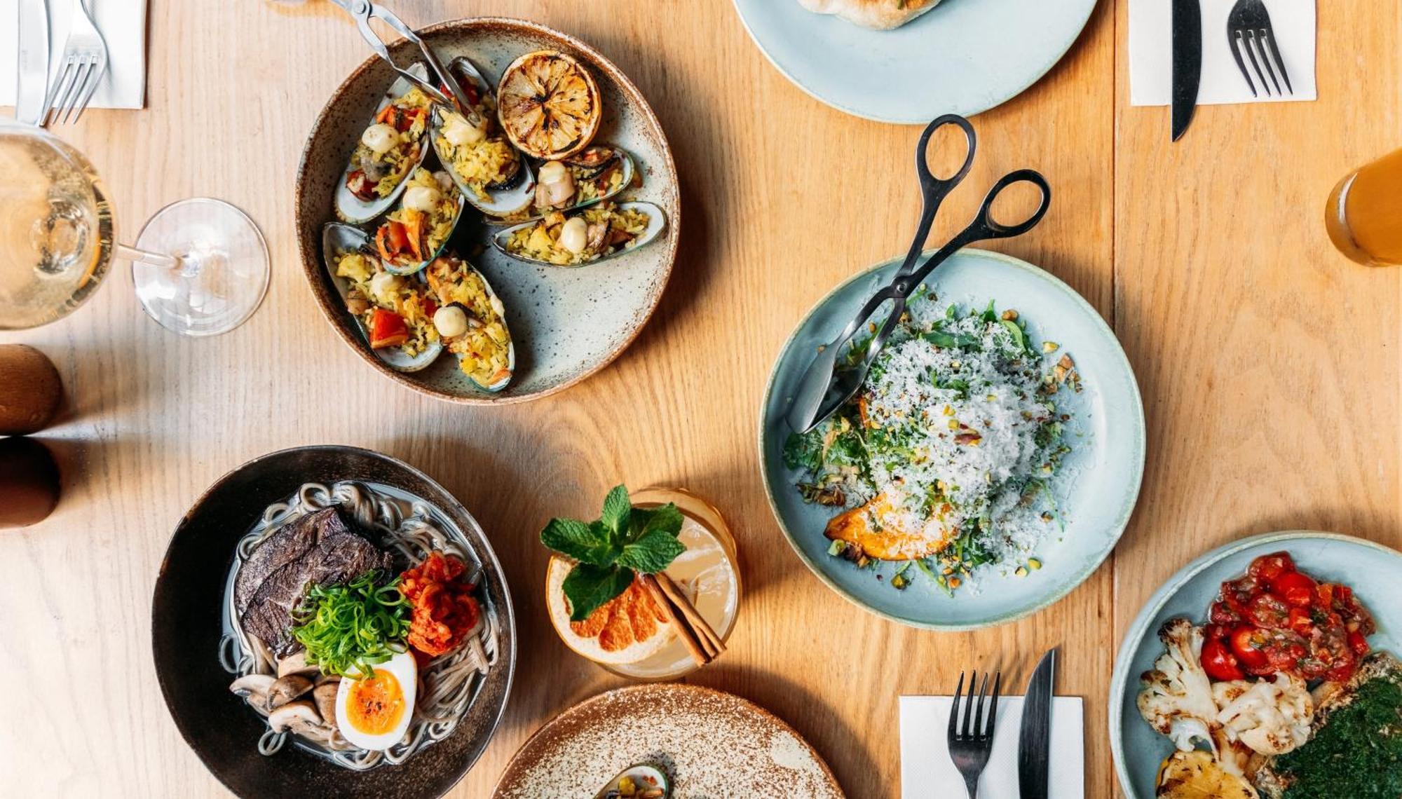 Intercontinental Wellington By Ihg Exterior foto Dishes at the restaurant